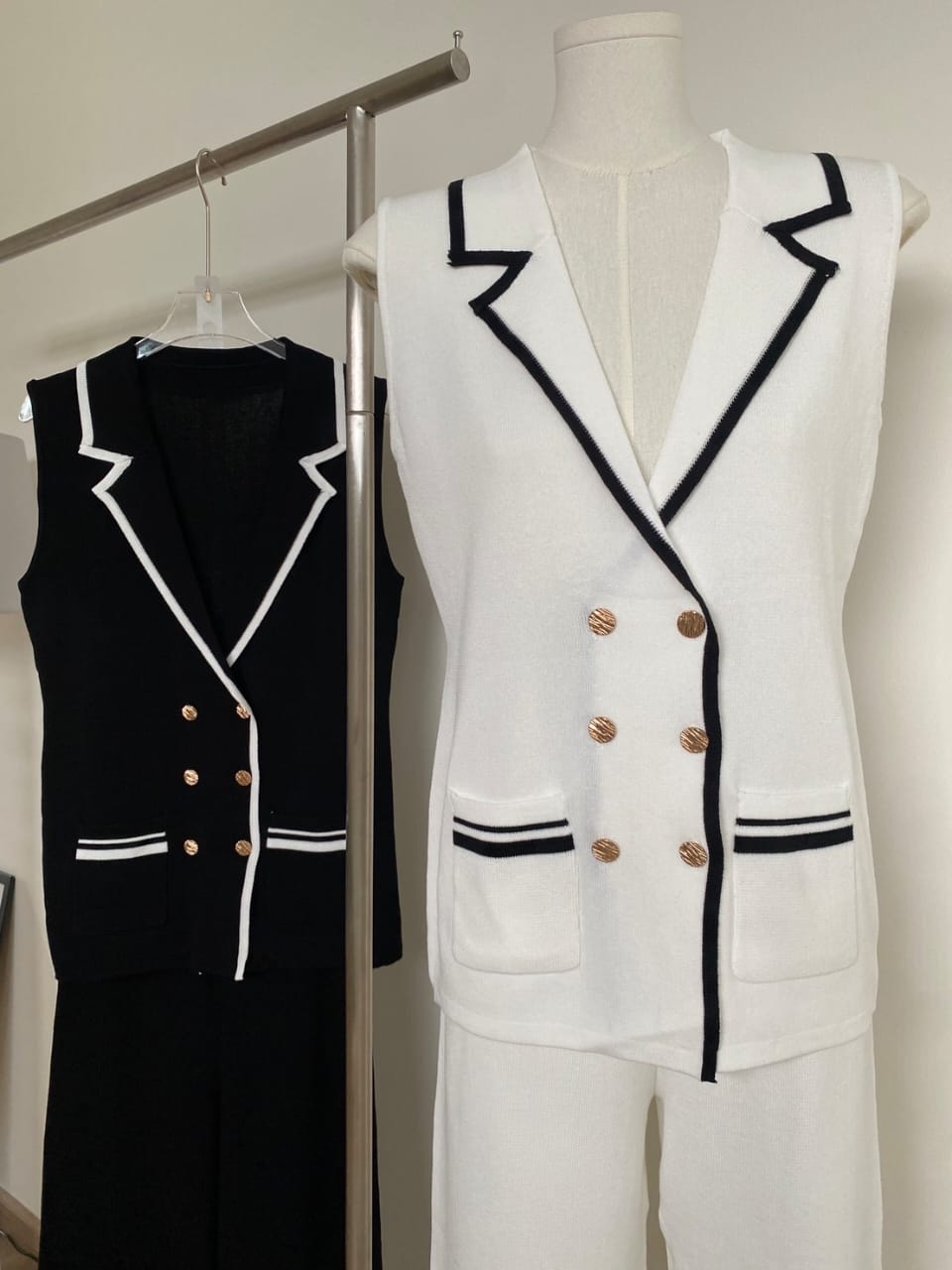 Chic Contrast Trim Sleeveless Blazer Set